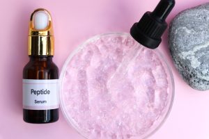 peptide serum in pétri dish